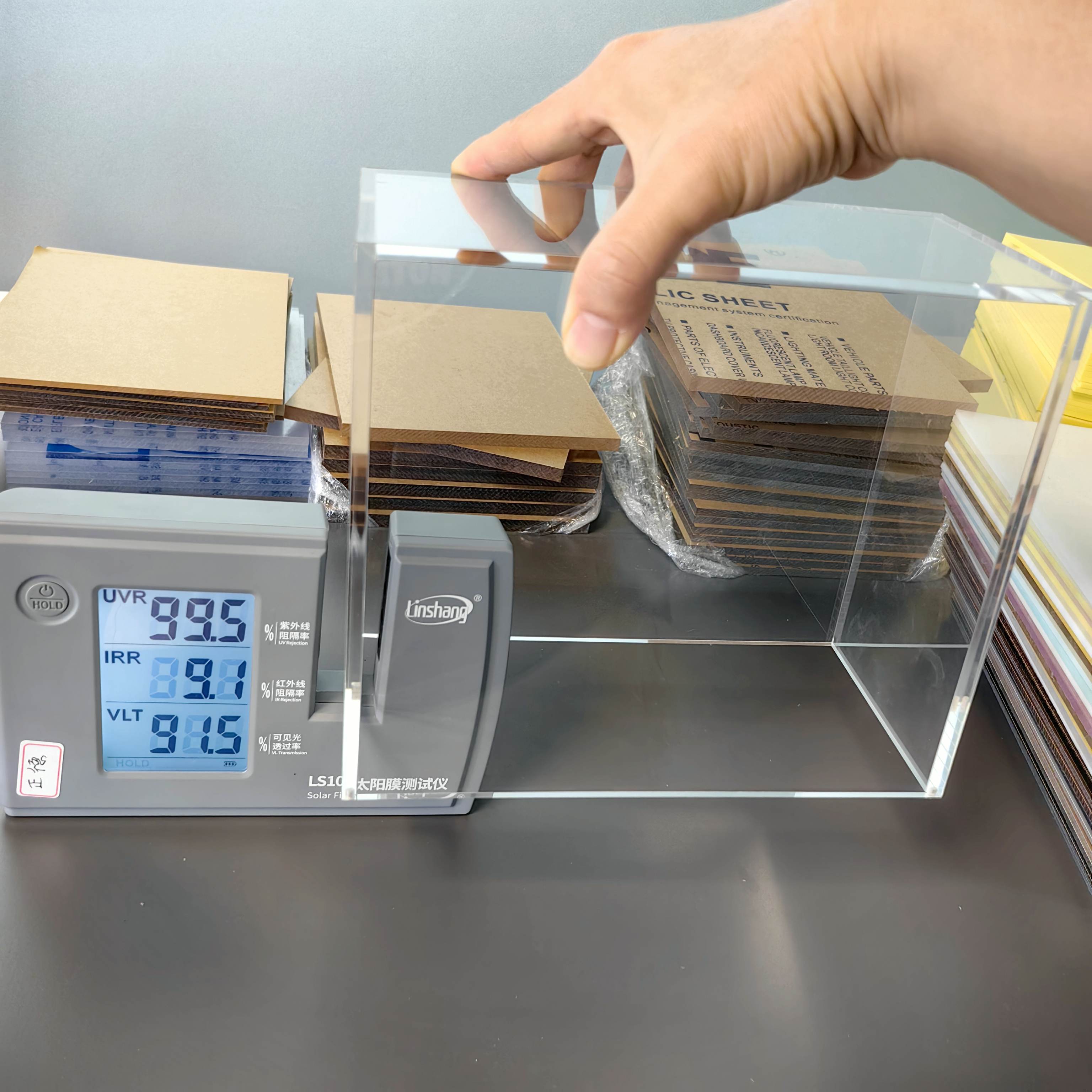 Protezione UV al 99% Custodia  - Display Case Acrylic recensione e prezzo